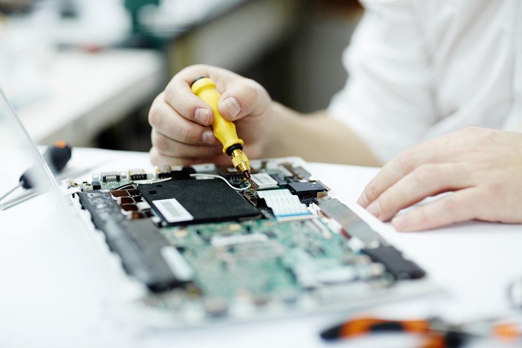 Réparation d'ordinateur fixe et portable à l'atelier PC&Co de Quévert, près de Dinan