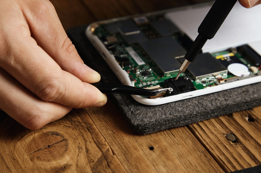 Réparation de téléphone et tablette à l'atelier PC&Co de Quévert, près de Dinan